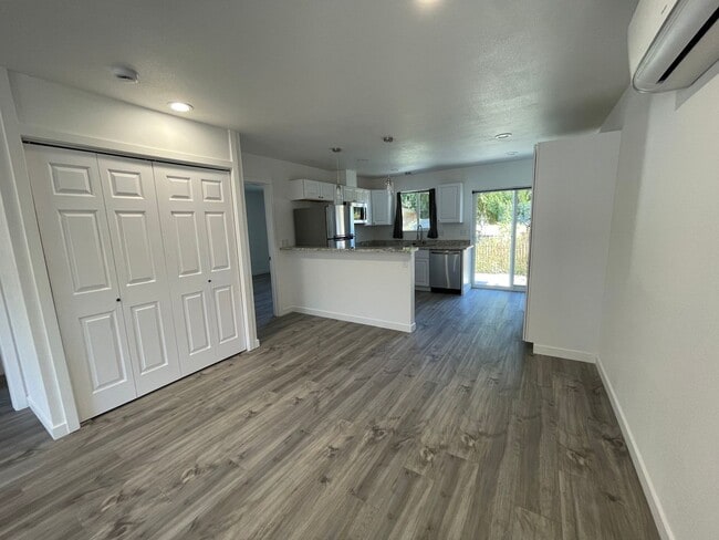 Building Photo - Brand new Apartment in Riddle