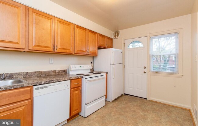 Building Photo - 2315 Iverson St