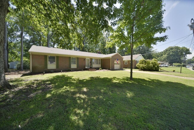 Foto del edificio - 228 Shadywood Dr