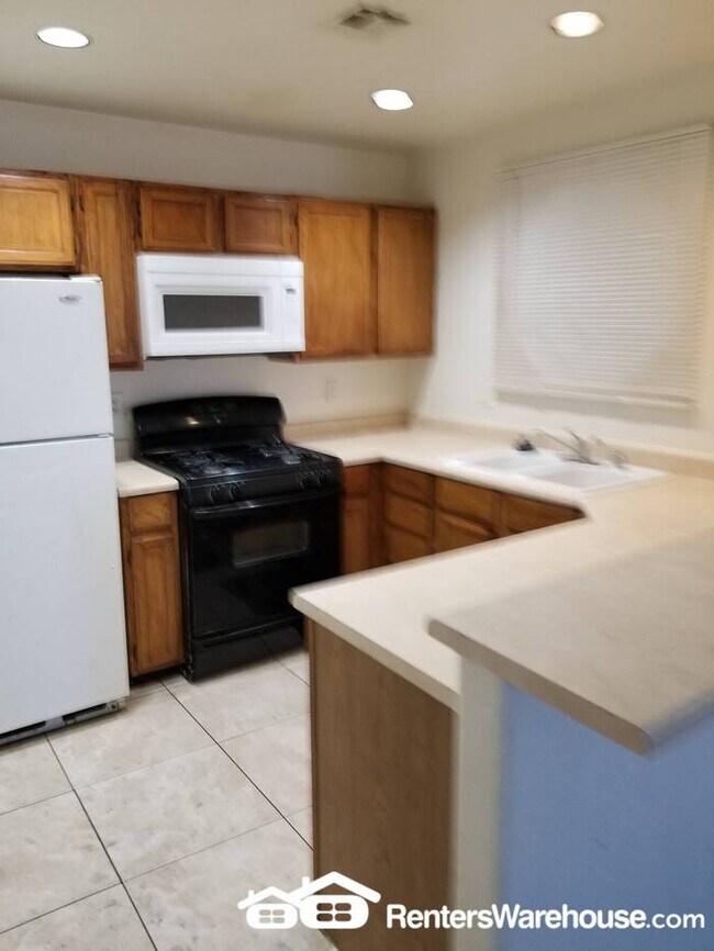 Foto del edificio - Rarely Available 3 Bedroom 2 Bath Spacious Condo Home in a gated community with pool, spa, tennis...
