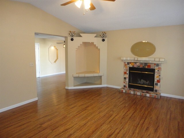 Building Photo - 3046 E Glade Avenue
