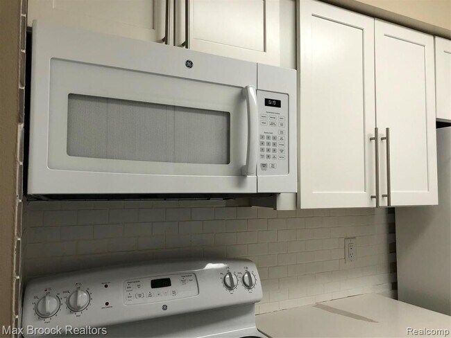 Foto del edificio - 29880 W 12 Mile Rd