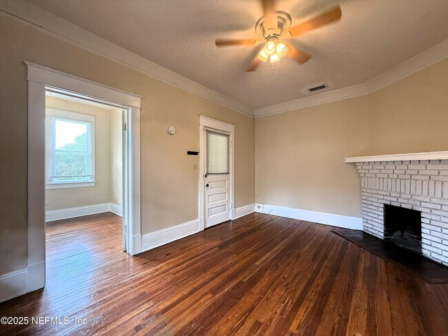 Foto del edificio - 2245 Myra St