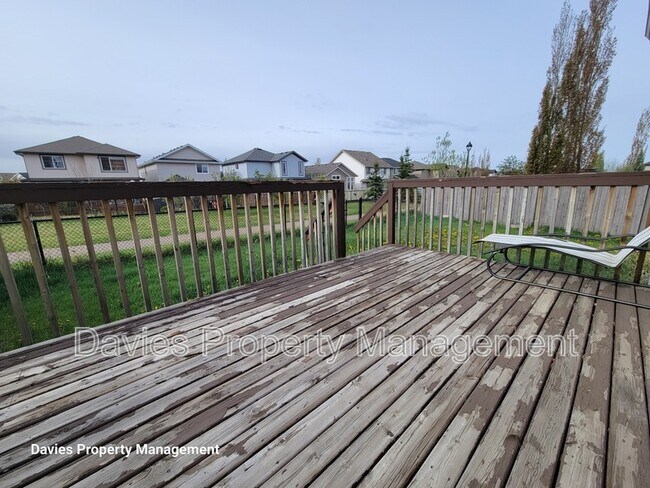 Building Photo - 6035-6034 4 Ave SW