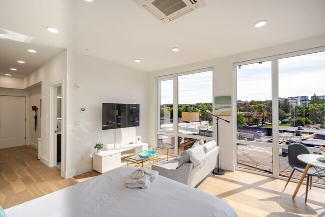 Building Photo - 38 Hichborn St