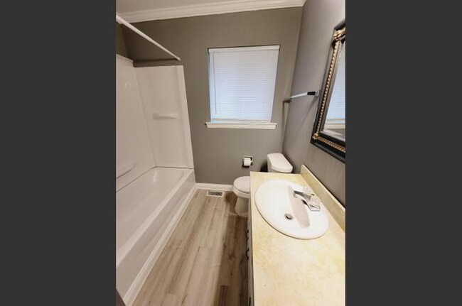 Foto del edificio - 1202 Collins Cir