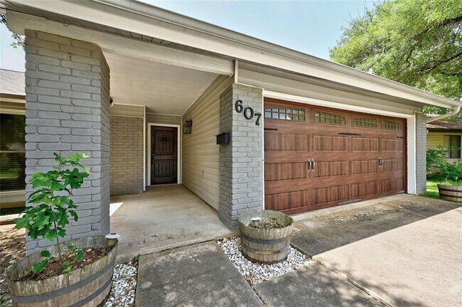 Building Photo - 607 Old Stone Rd