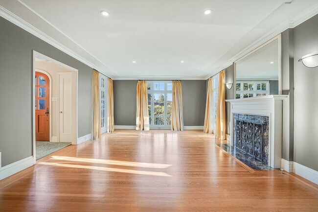 Building Photo - Coveted Piedmont 3+Bedroom Home