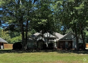 Building Photo - 131 Live Oaks Dr