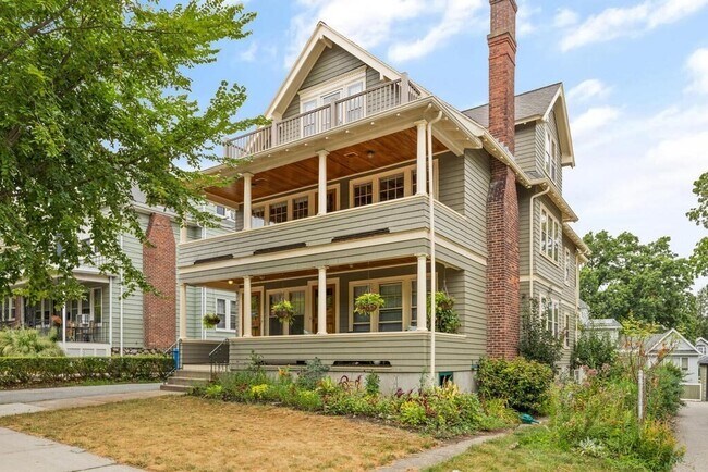 Foto del edificio - 383-385 Belmont St