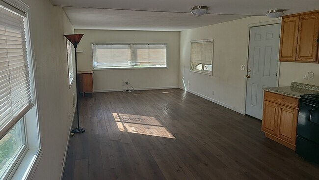 Building Photo - 305 W Darland Dr