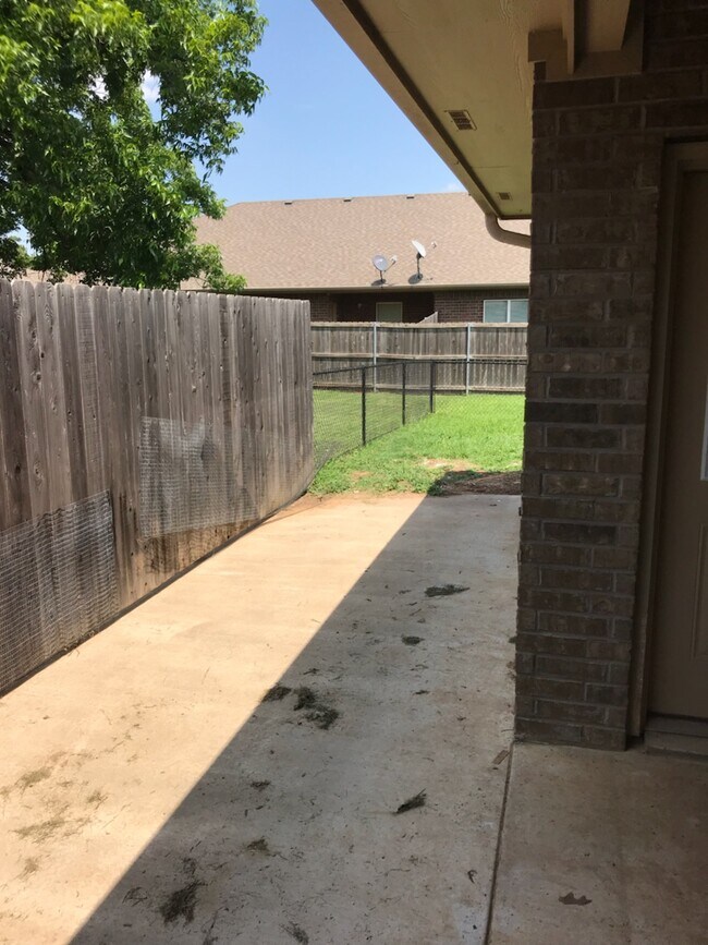 Building Photo - 4215 Castlegate Dr