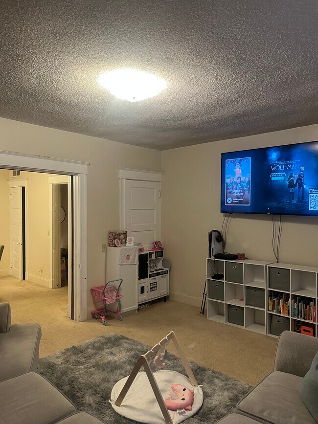 Foto del edificio - 3453 Woodburn Ave