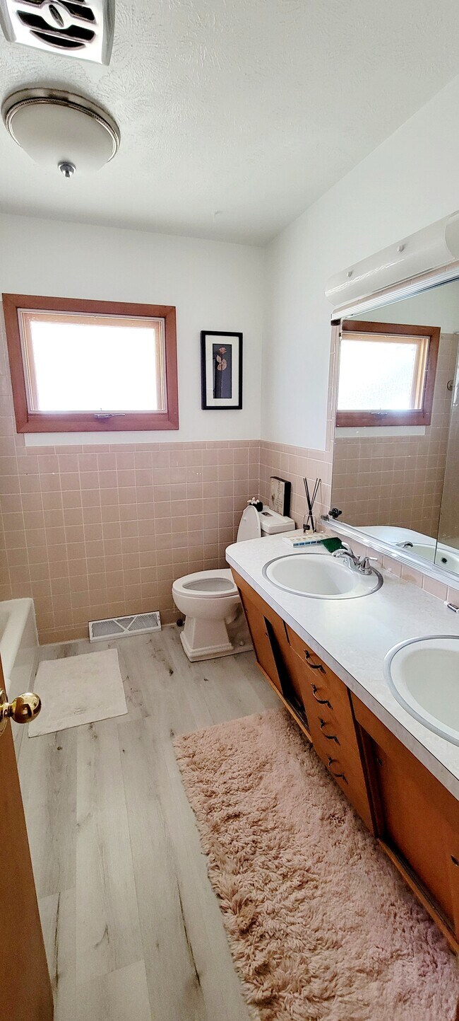Shower bath,2 sinks new flooring - 5323 Calvert St