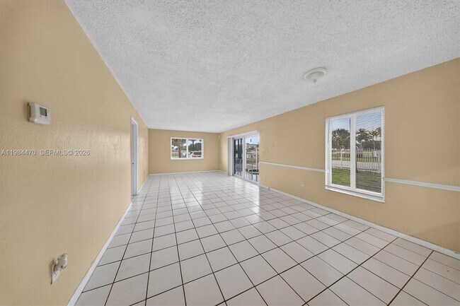 Foto del edificio - 505 NW 177th St