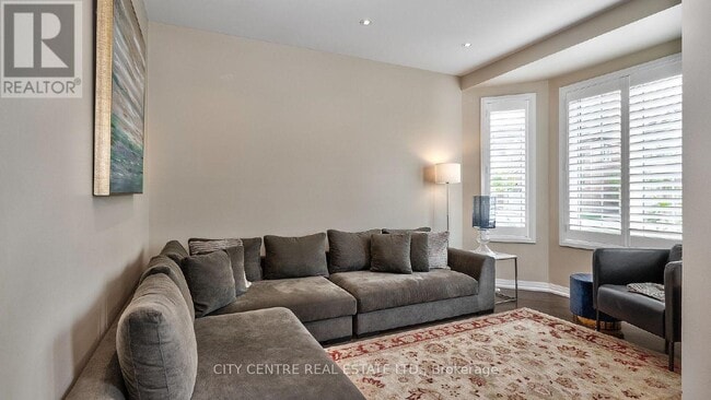 Building Photo - 375 Begonia Gardens