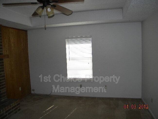 Building Photo - 996 Meadow Cir S
