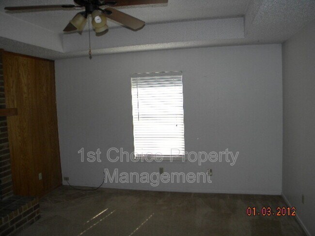 Foto del edificio - 996 Meadow Cir S