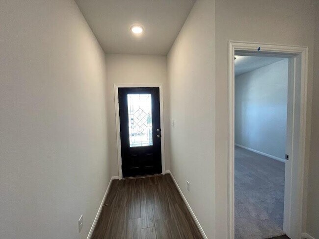 Foto del edificio - 256 Crystal Brook Dr