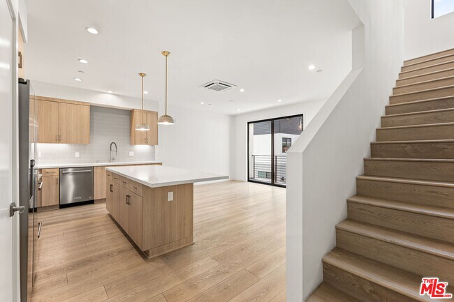 Foto del edificio - 3419 1/2 Fletcher Dr