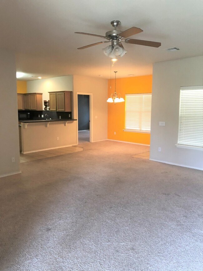 Building Photo - 3 bedroom, 2 bath, 2 car garage home in SE...