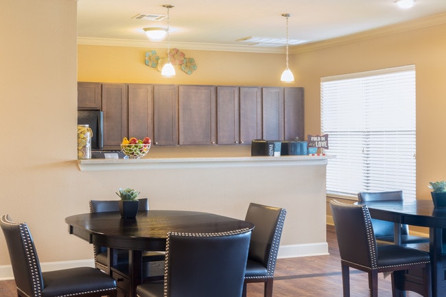 Building Photo - Pointe at Ben White