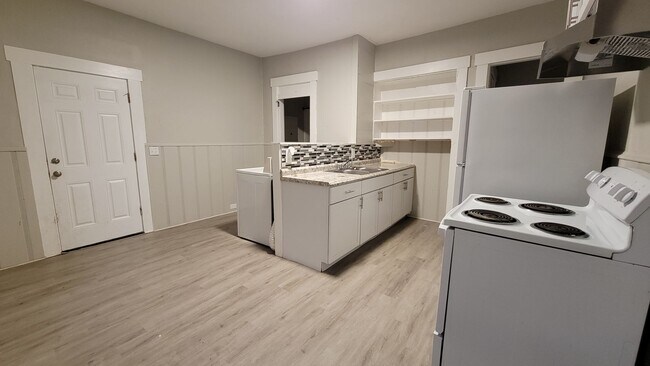 Building Photo - 213 Dover St. - 2+ bedroom 1 bath home ava...