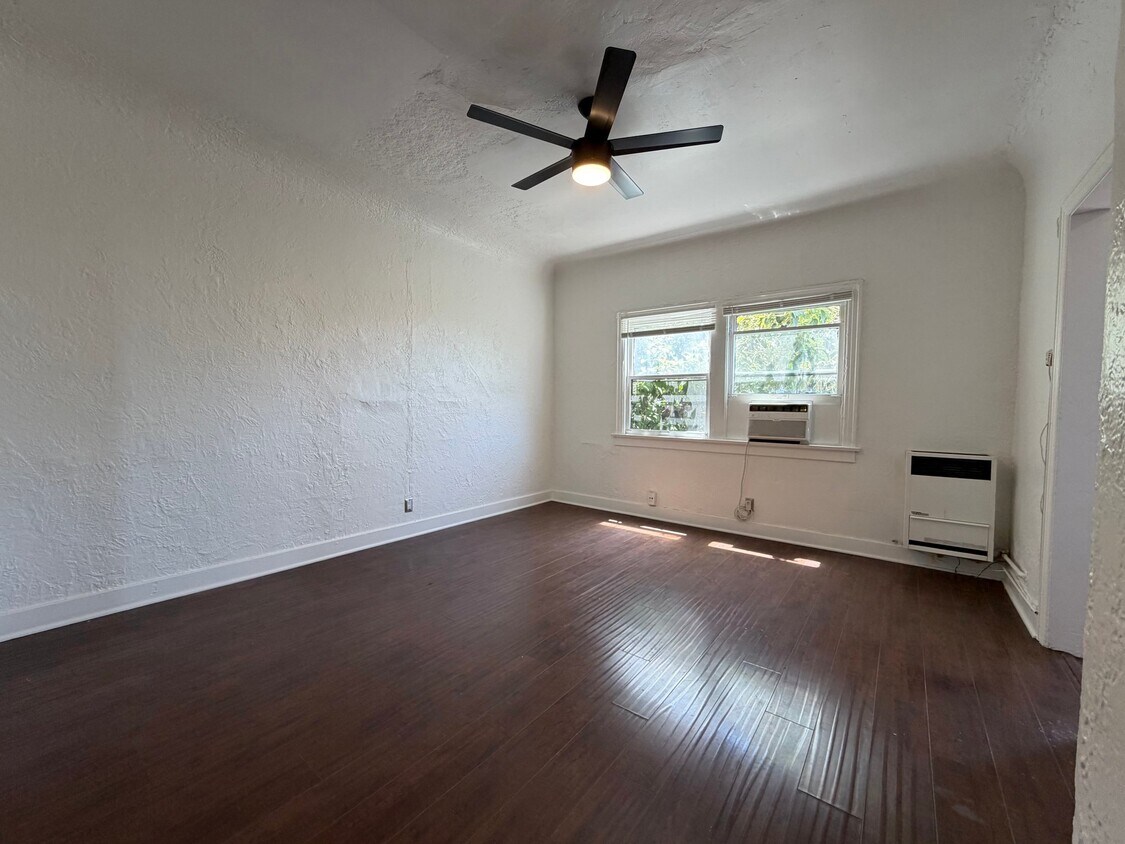 Building Photo - 206 S Coronado St