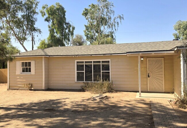 Foto del edificio - CHARMING NORTH PHOENIX HOME WITH FIREPLACE AND BACKYARD