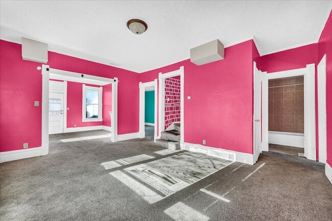 Building Photo - 102 N Cedar Ave