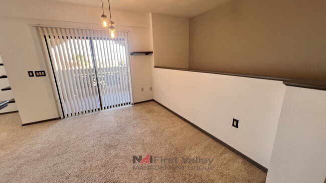 Foto del edificio - 1 Bedroom, 1 Bath with a Single Car Garage...