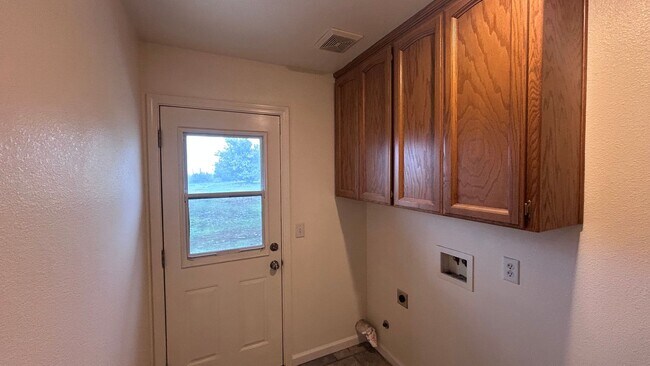 Foto del edificio - 14575 Avenida Central