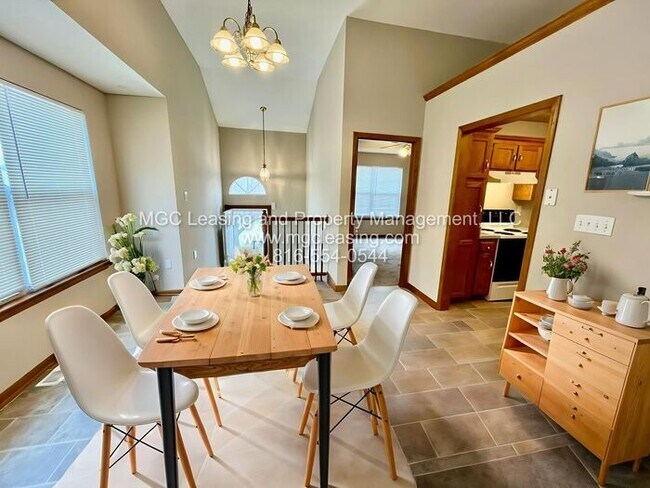 Foto del edificio - A Bright, Comfortable Split-Level Home in a Convenient Raymore Location - Available April 24