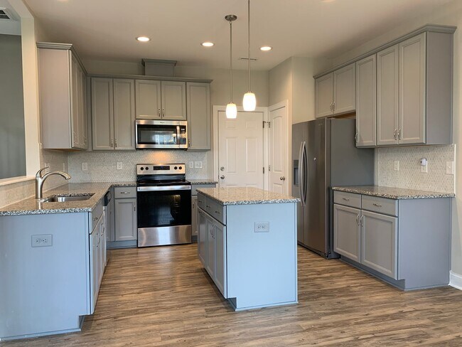 Building Photo - AMAZING LOCATION, Fantastic 4 Bed Home, in...