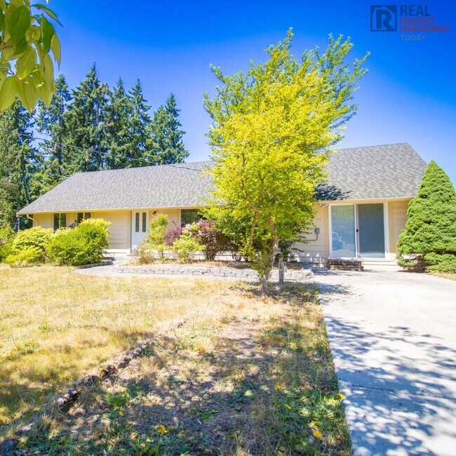 Building Photo - 3 Bedroom + Office Near JBLM!
