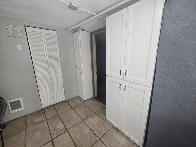 Foto del edificio - 5044 N Sydenham St