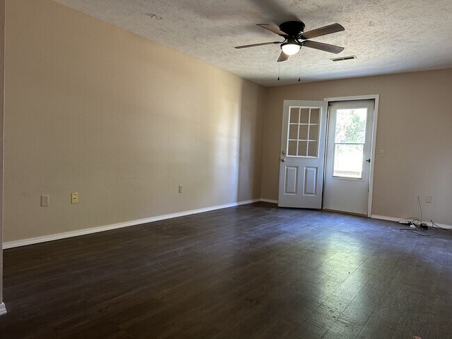 Building Photo - 121 Elm St