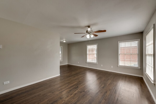 Building Photo - Cozy Home in Casa View