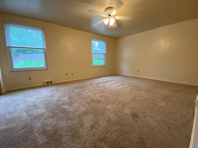 Foto del edificio - 2BR Townhome at Regency Place! Spacious Ro...