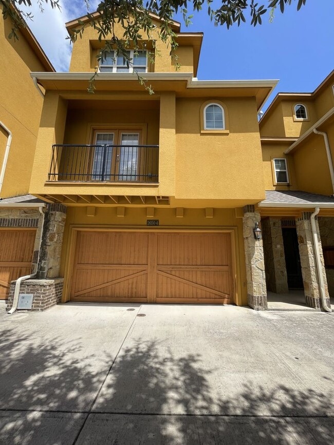 Building Photo - 2650 Venice Dr