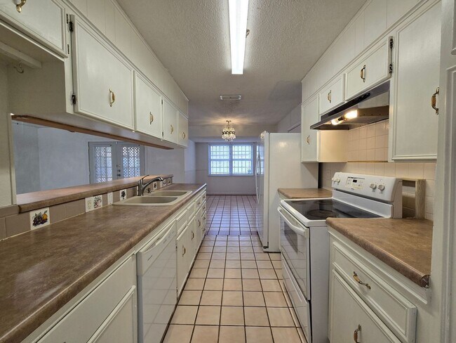 Foto del edificio - PRICE REDUCTION - INGROUND POOL - AVAILABL...