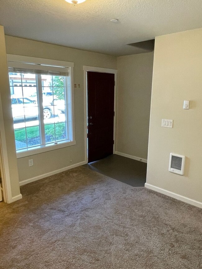 Building Photo - Bethany Townhouse