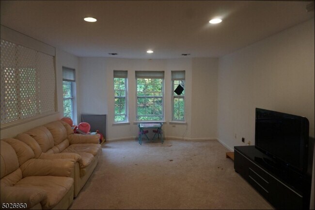 Building Photo - 202 Pinelli Dr