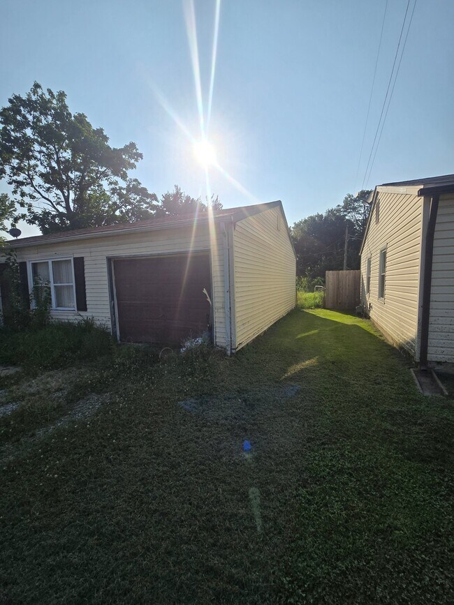 Building Photo - 709 St Paul Dr