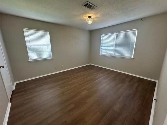 Building Photo - 1210 Hi Stirrup