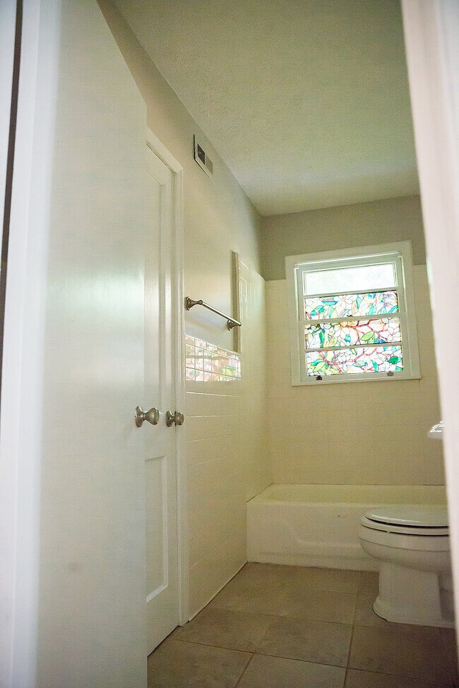 Building Photo - 528 Parker Avenue