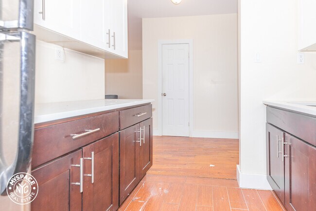 Building Photo - 666 Hancock St