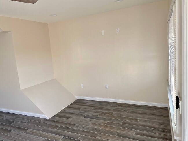 Space next to balcony - 1610 La Fayette Rd