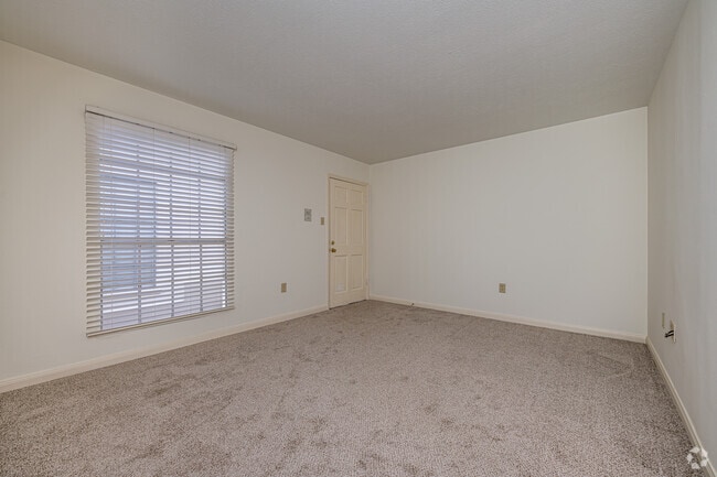 1BR, 1BA - 600SF - Living Room - 6564 Fleur De Lis Dr