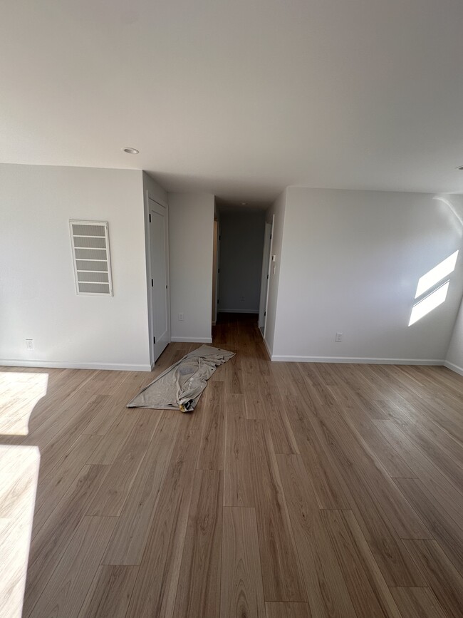 Building Photo - 947 Benris Ave